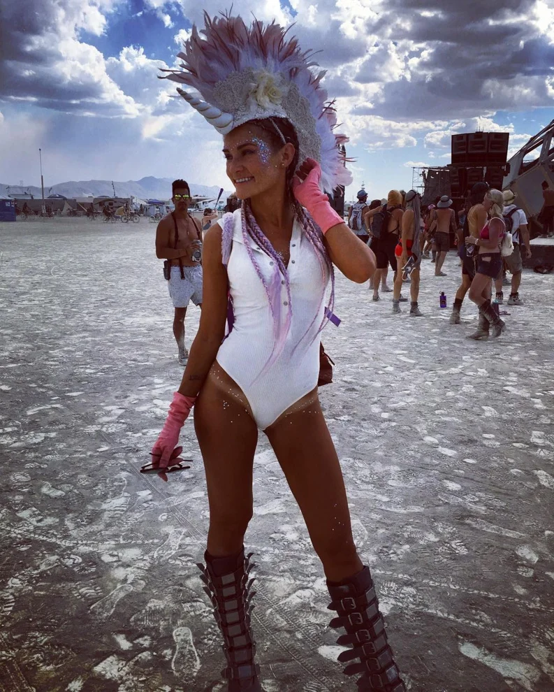 Самые красивые голые девушки безумного фестиваля Burning Man-2017 - фото 337068