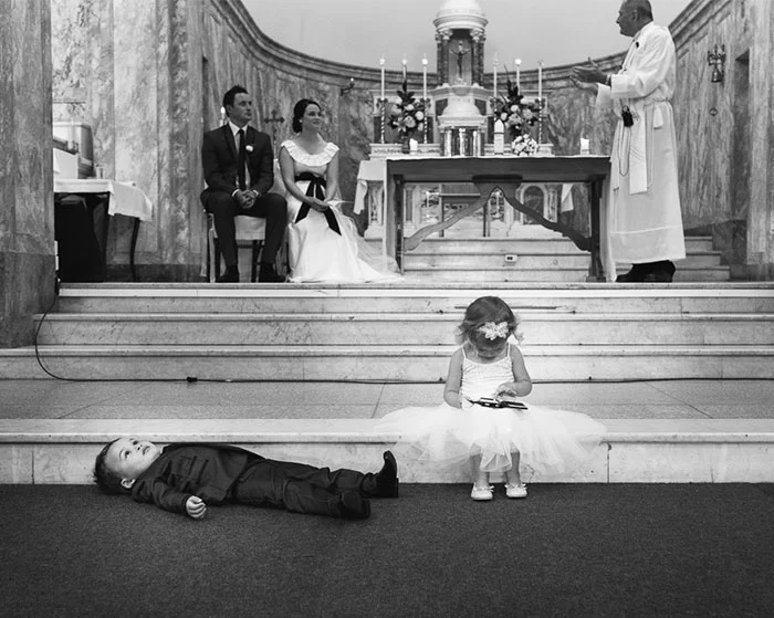 Эти смешные фото доказывают, что дети ненавидят все эти ваши свадьбы - фото 340576