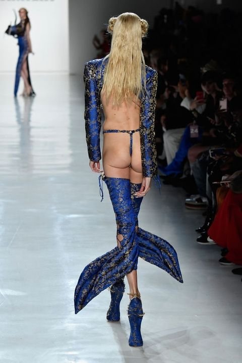 Зупиніть їх: дизайнери придумали сукні з вагінами, накладними грудьми і голими попами - фото 338341