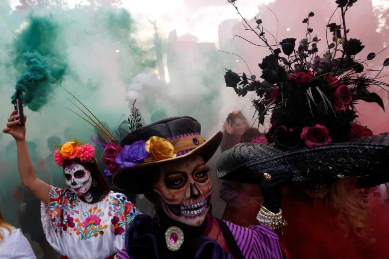 В Мексике состоялся яркий фестиваль скелетов в честь Хэллоуина - фото 347037