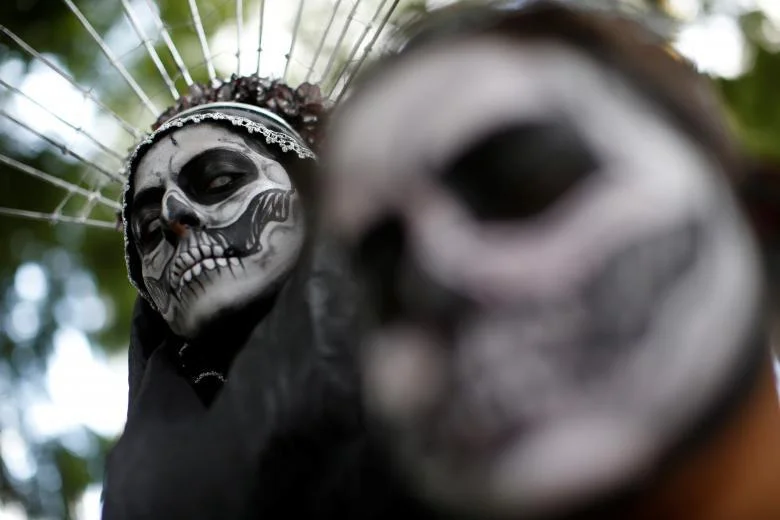 В Мексике состоялся яркий фестиваль скелетов в честь Хэллоуина - фото 347038