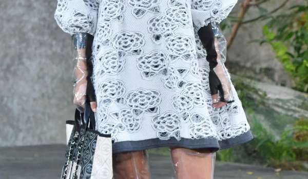 Это стоит увидеть: Chanel презентовал одежду из пластика - фото 343709