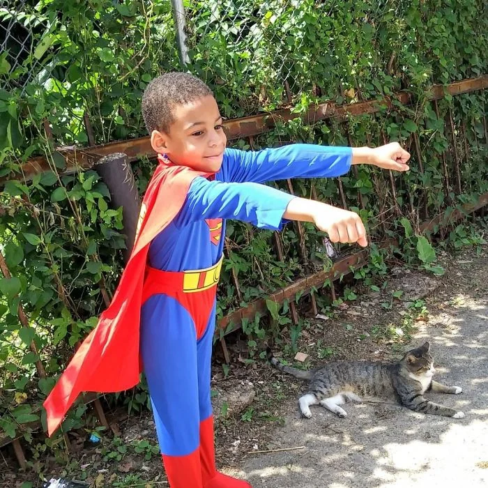 Хоробре серце: 5-річний хлопчик у костюмах супергероїв рятує вуличних котів - фото 346829