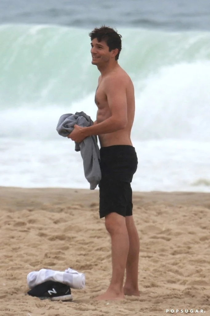 Давно не видели: Эштон Кутчер показал обнаженный торс на пляже - фото 346926