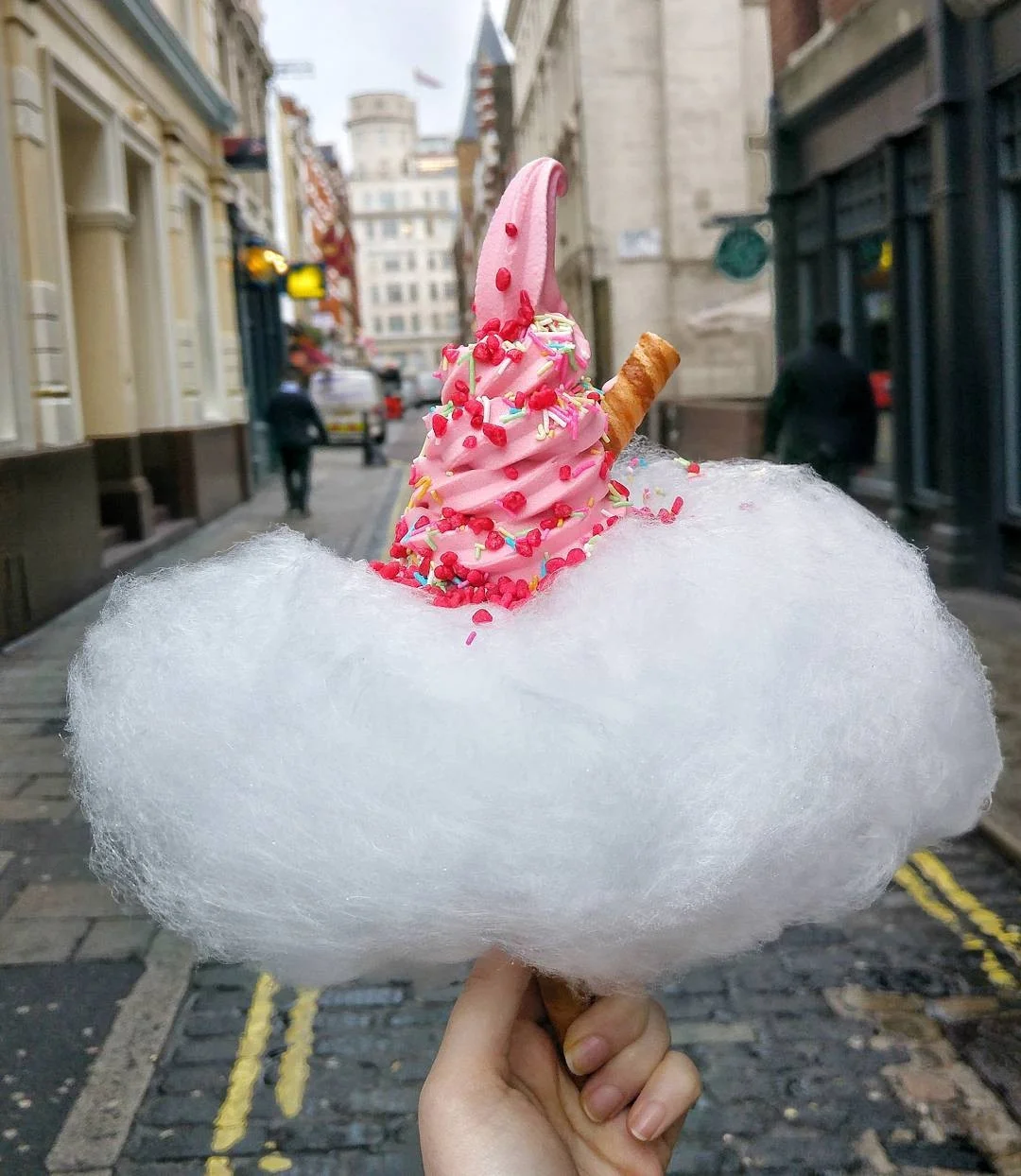 Tasty-тренд: мороженое в сахарной вате - фото 343583