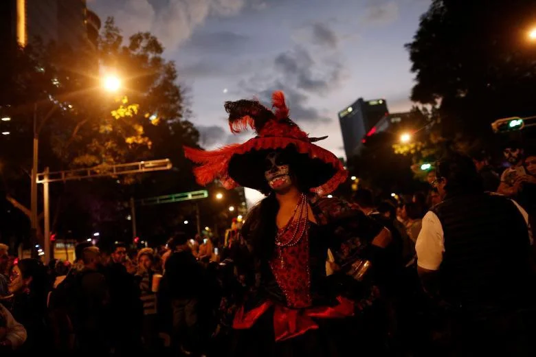 В Мексике состоялся яркий фестиваль скелетов в честь Хэллоуина - фото 347041