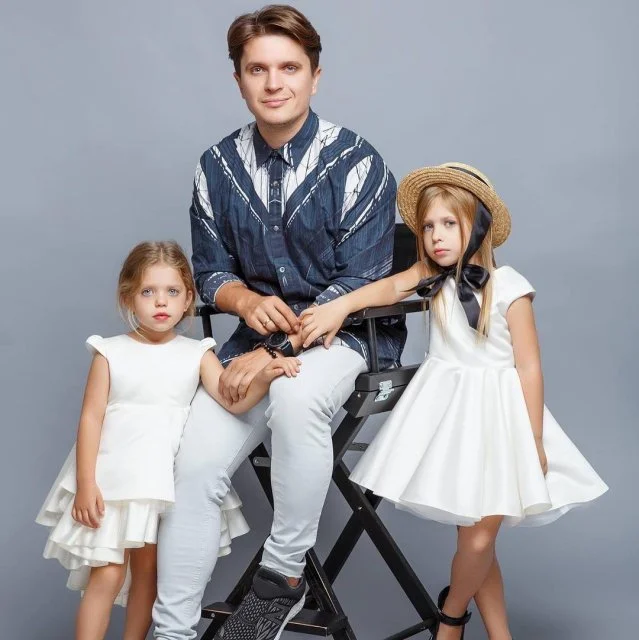 Ніжно та чуттєво:  Анатолій Анатоліч позує на фото з доньками і дружиною - фото 346936