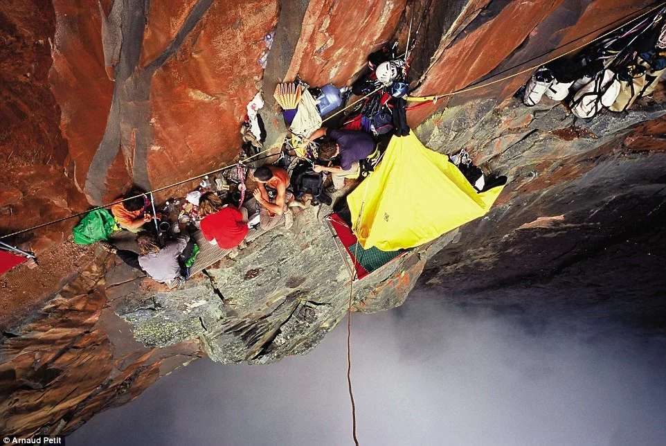 Життя на висоті: як найзапекліші туристи відпочивають на верхівках скель - фото 344125