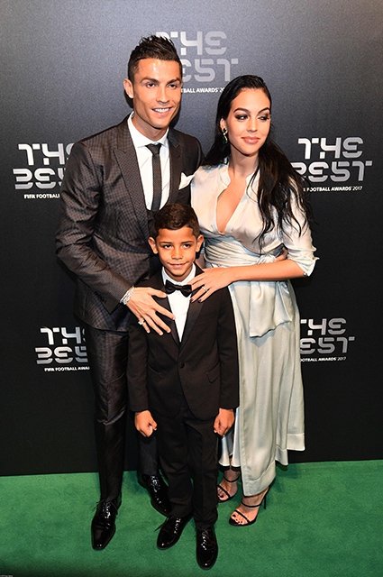 Роналду получил престижную награду и засветился на публике с сыном и беременной подругой - фото 346636