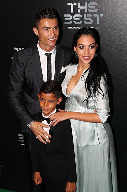Роналду получил престижную награду и засветился на публике с сыном и беременной подругой - фото 346634