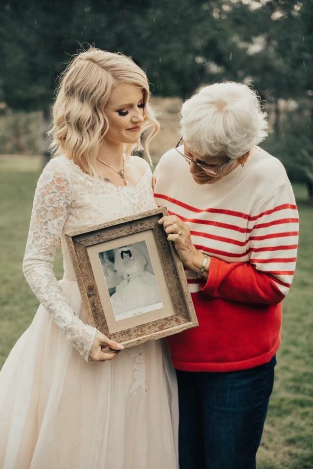 Наречена одягнула на весілля сукню своєї бабусі і це найзворушливіше, що ви бачили - фото 342978