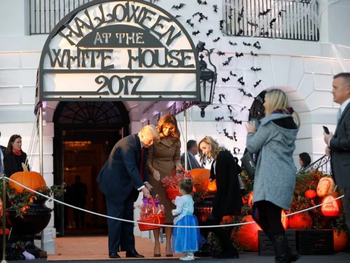 Хэллоуин в Белом доме: как Трамп с женой раздавали конфеты - фото 348008