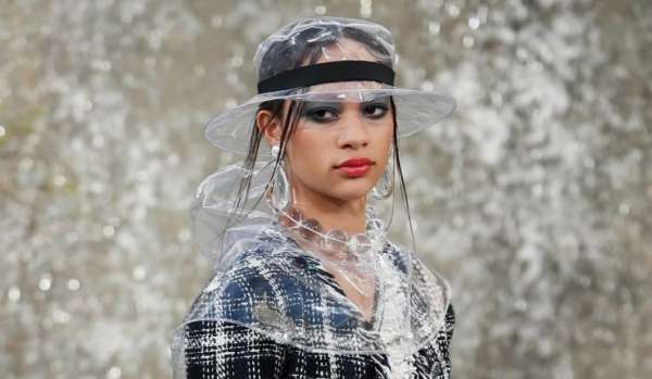 Це варто побачити: Chanel презентував одяг з пластику - фото 343708