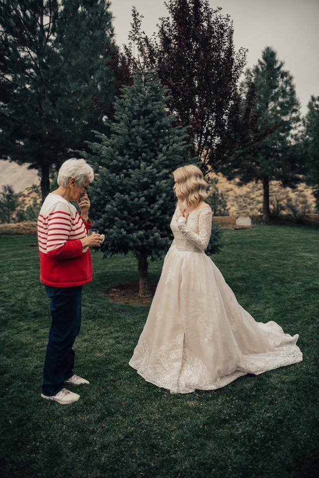 Невеста надела на свадьбу платье своей бабушки и это самое трогательное, что вы видели - фото 342977
