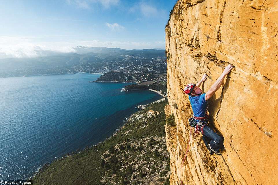 Жизнь на высоте: как смелые туристы отдыхают на верхушках скал - фото 344119
