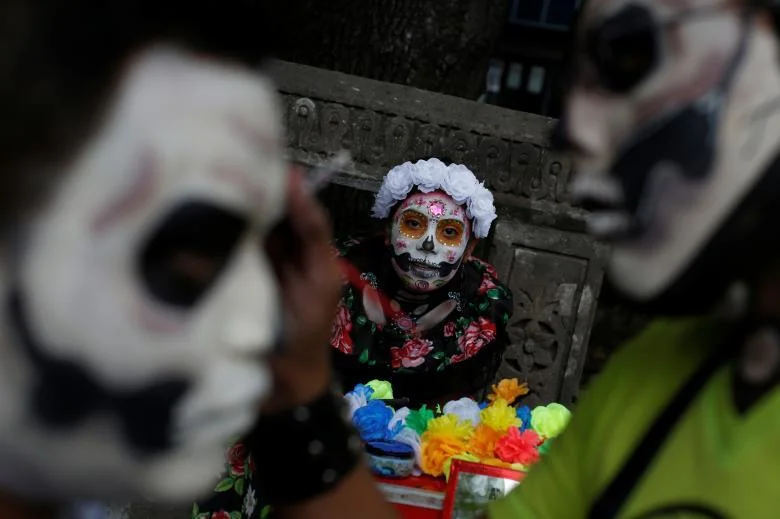 В Мексике состоялся яркий фестиваль скелетов в честь Хэллоуина - фото 347044