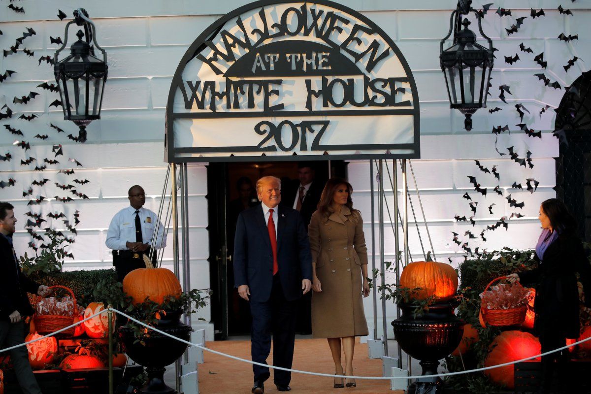 Хэллоуин в Белом доме: как Трамп с женой раздавали конфеты - фото 348006