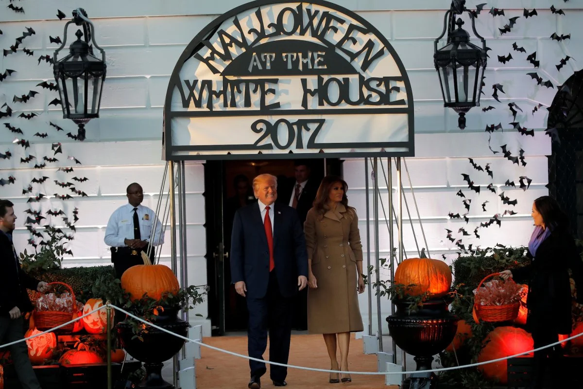 Хэллоуин в Белом доме: как Трамп с женой раздавали конфеты - фото 348006