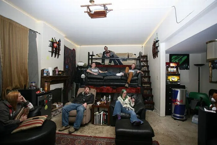 Находчивые студенты превратили общежитие в кинотеатр - фото 344684
