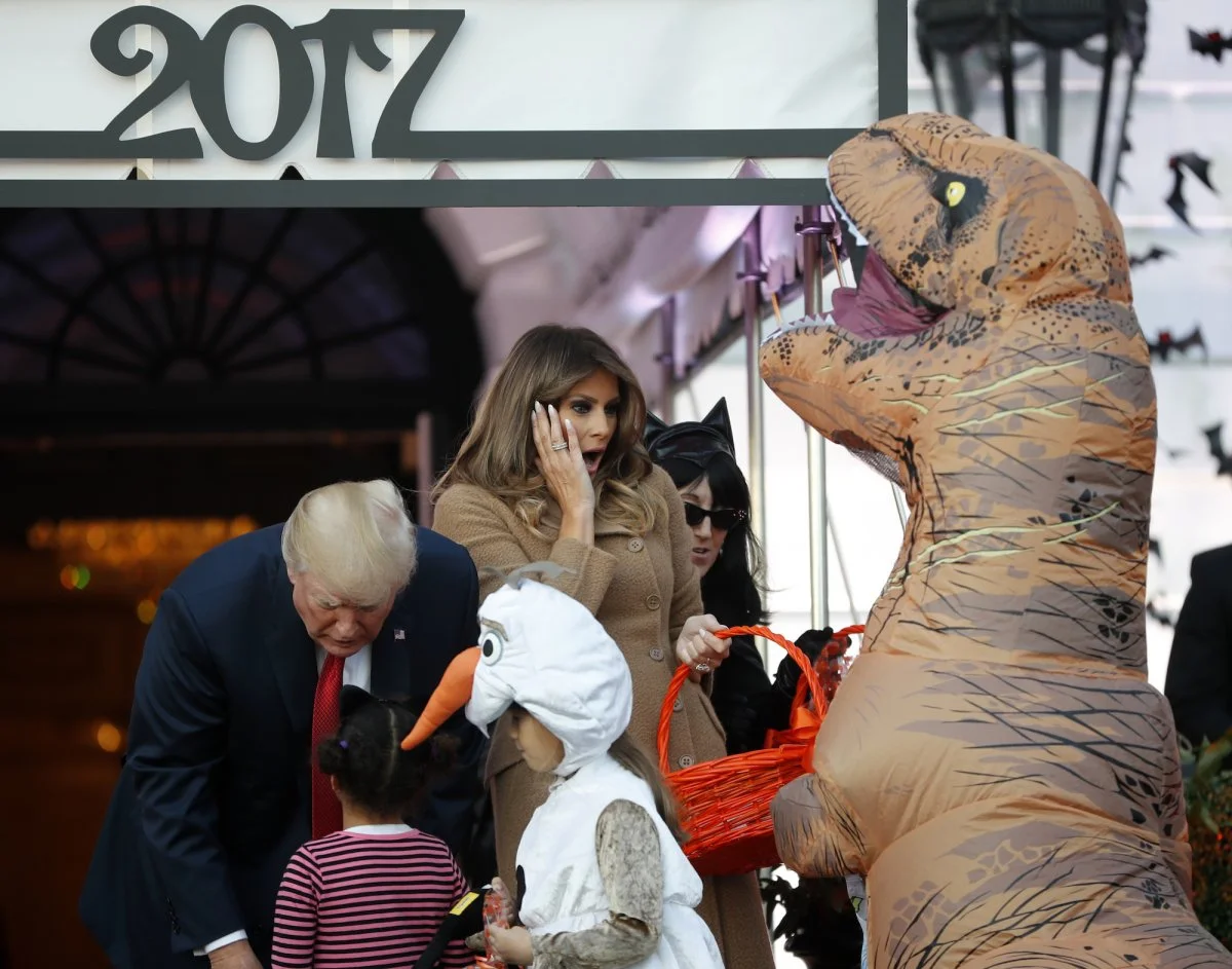 Хэллоуин в Белом доме: как Трамп с женой раздавали конфеты - фото 348007