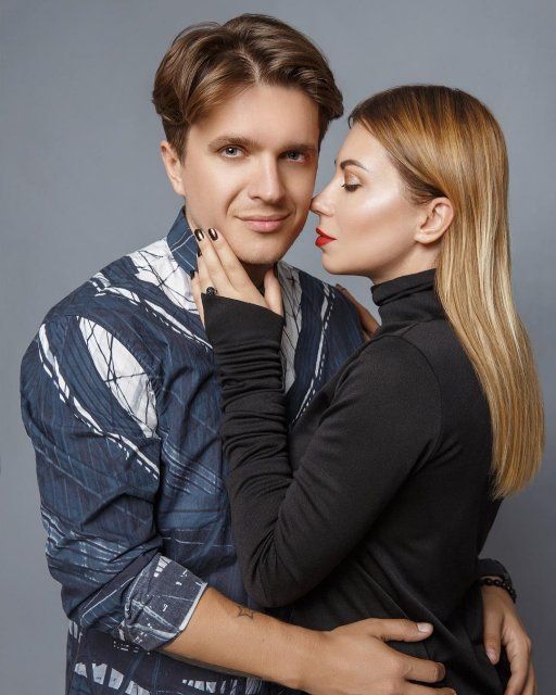 Ніжно та чуттєво:  Анатолій Анатоліч позує на фото з доньками і дружиною - фото 346937