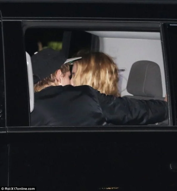 Звезду «Сумерек» Кристен Стюарт застукали за страстным поцелуем с подружкой - фото 346834