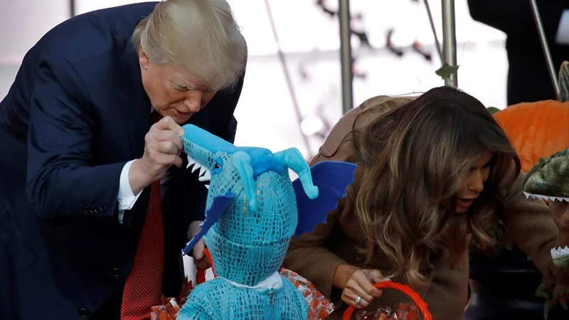 Хелловін в Білому домі: як Трамп з дружиною роздавали цукерки - фото 348010
