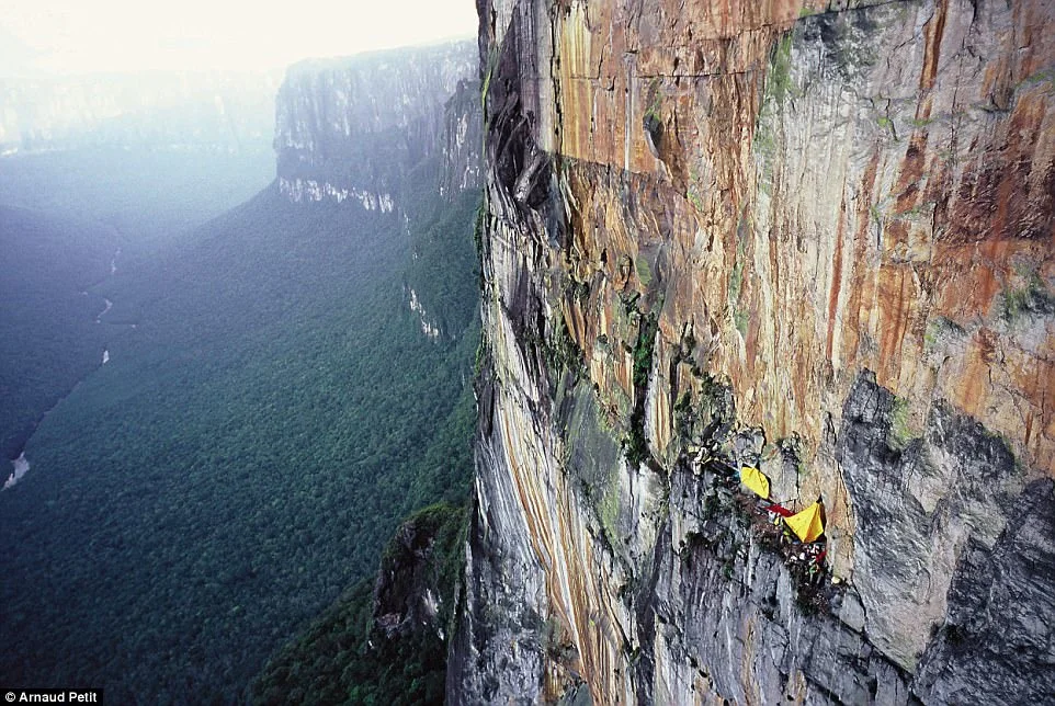 Життя на висоті: як найзапекліші туристи відпочивають на верхівках скель - фото 344126