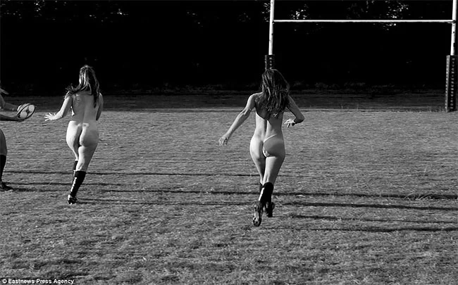 Без скромности: регбистки обнажились на поле ради благотворительности - фото 342514