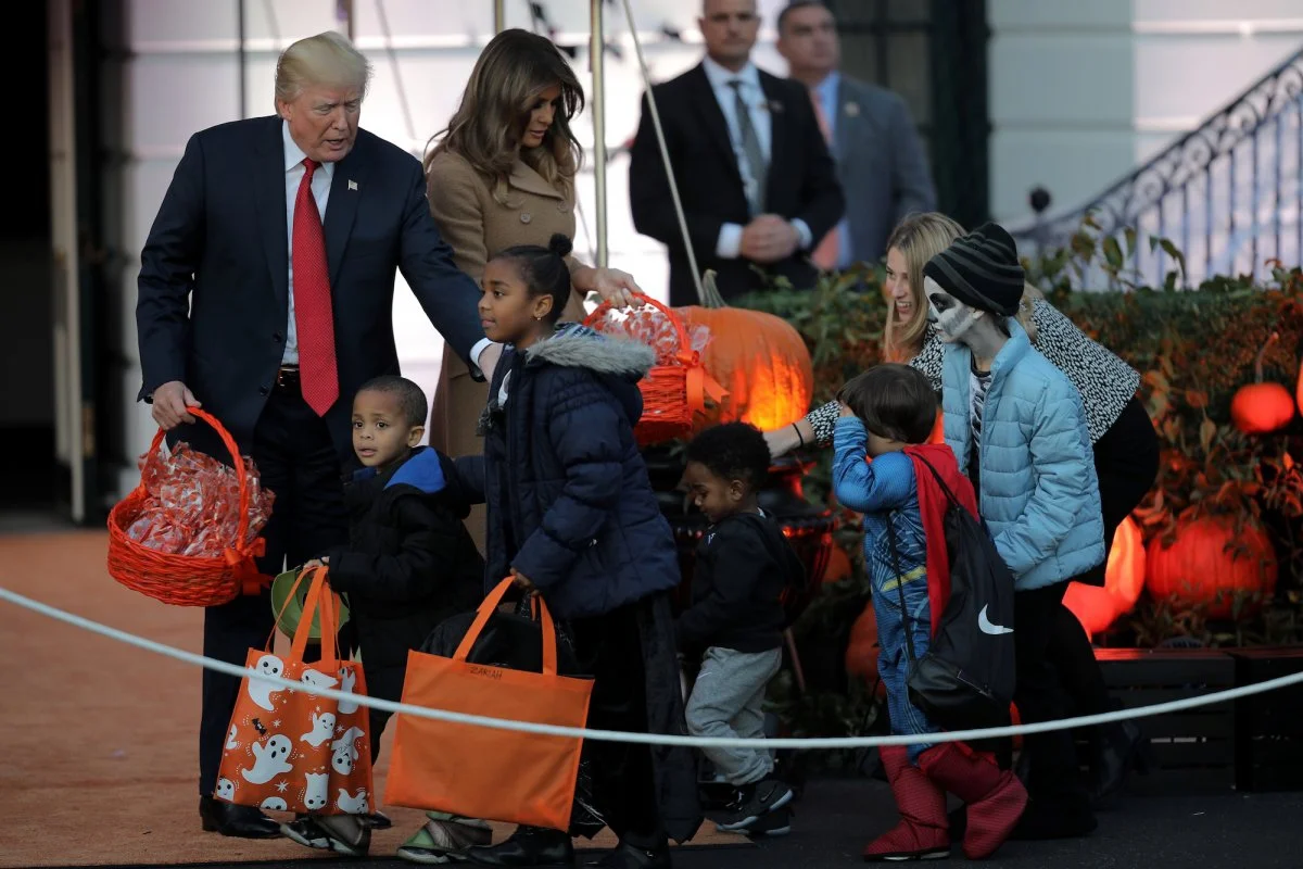 Хэллоуин в Белом доме: как Трамп с женой раздавали конфеты - фото 348009