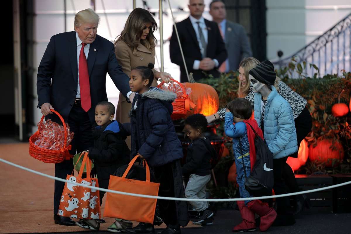 Хелловін в Білому домі: як Трамп з дружиною роздавали цукерки - фото 348009