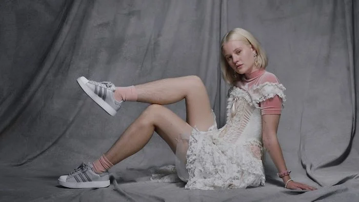 Современная красота: модель с волосатыми ногами снялась для новой рекламы Adidas - фото 343748