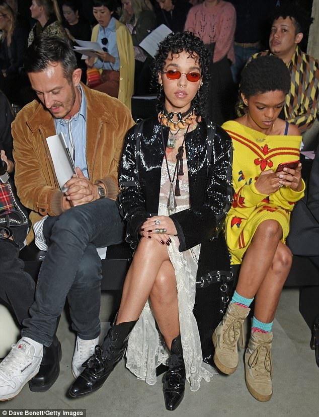 Опять холостяк: Роберт Паттинсон разошелся с певицей FKA Twigs - 345164 Опять холостяк: Роберт Паттинсон разошелся с певицей FKA Twigs - фото 345164