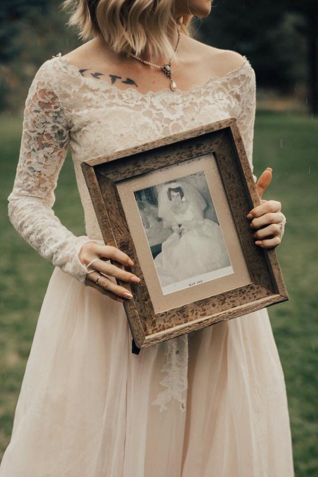 Наречена одягнула на весілля сукню своєї бабусі і це найзворушливіше, що ви бачили - фото 342976