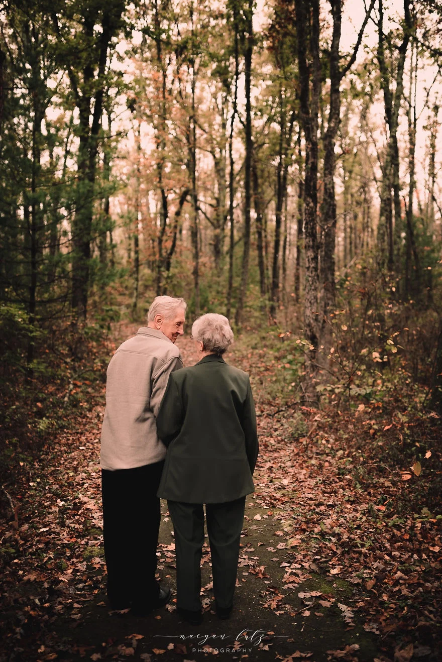 Пара прожила разом 68 років і їх святкова фотосесія зворушить кожного - фото 347259