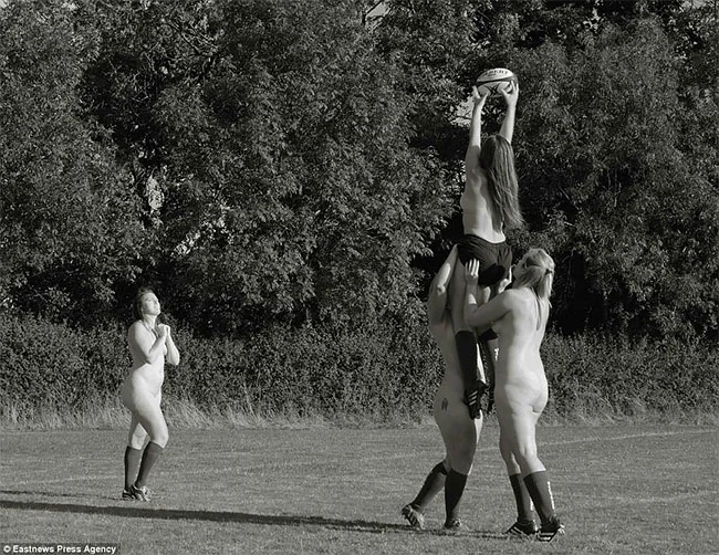 Без скромности: регбистки обнажились на поле ради благотворительности - фото 342511