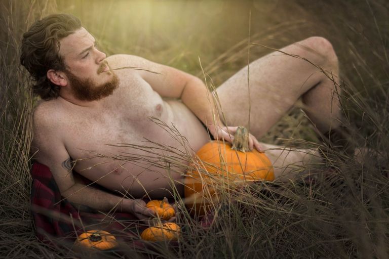 Мужчина устроил горячую фотосессию с тыковками - фото 345915