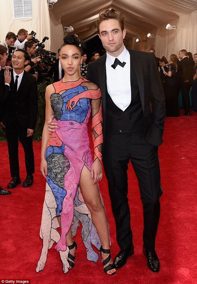 Опять холостяк: Роберт Паттинсон разошелся с певицей FKA Twigs - 345163 Опять холостяк: Роберт Паттинсон разошелся с певицей FKA Twigs - фото 345163