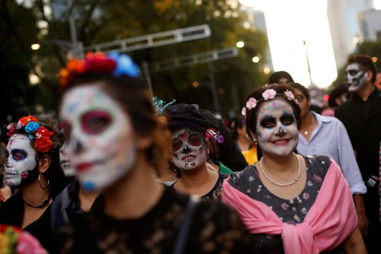 В Мексике состоялся яркий фестиваль скелетов в честь Хэллоуина - фото 347049