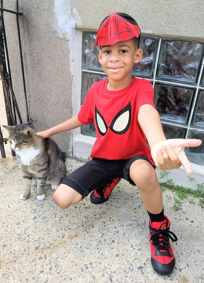 Хоробре серце: 5-річний хлопчик у костюмах супергероїв рятує вуличних котів - фото 346827
