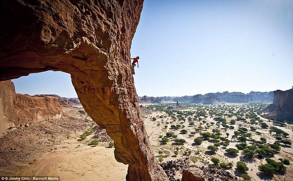 Жизнь на высоте: как смелые туристы отдыхают на верхушках скал - фото 344121