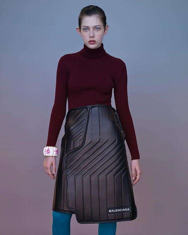 Известный бренд пошил юбку, похожую на автомобильный коврик - ее цена вас шокирует - фото 347799