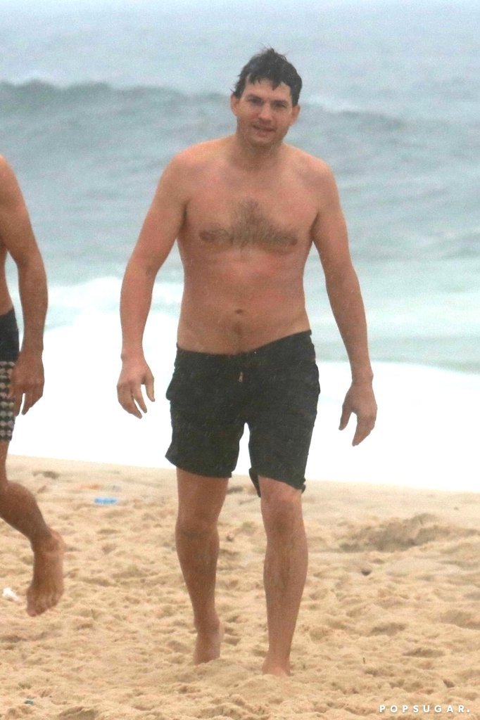 Давно не видели: Эштон Кутчер показал обнаженный торс на пляже - фото 346924
