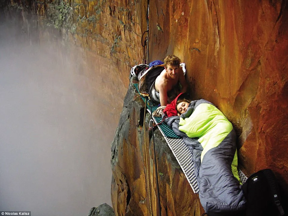 Життя на висоті: як найзапекліші туристи відпочивають на верхівках скель - фото 344122