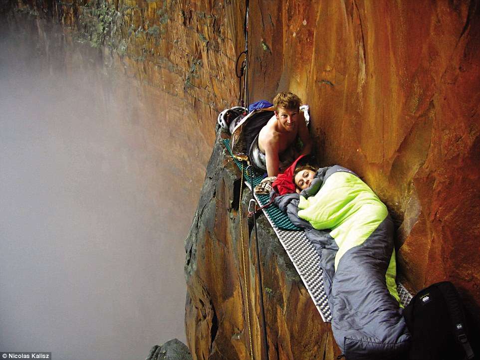 Жизнь на высоте: как смелые туристы отдыхают на верхушках скал - фото 344122