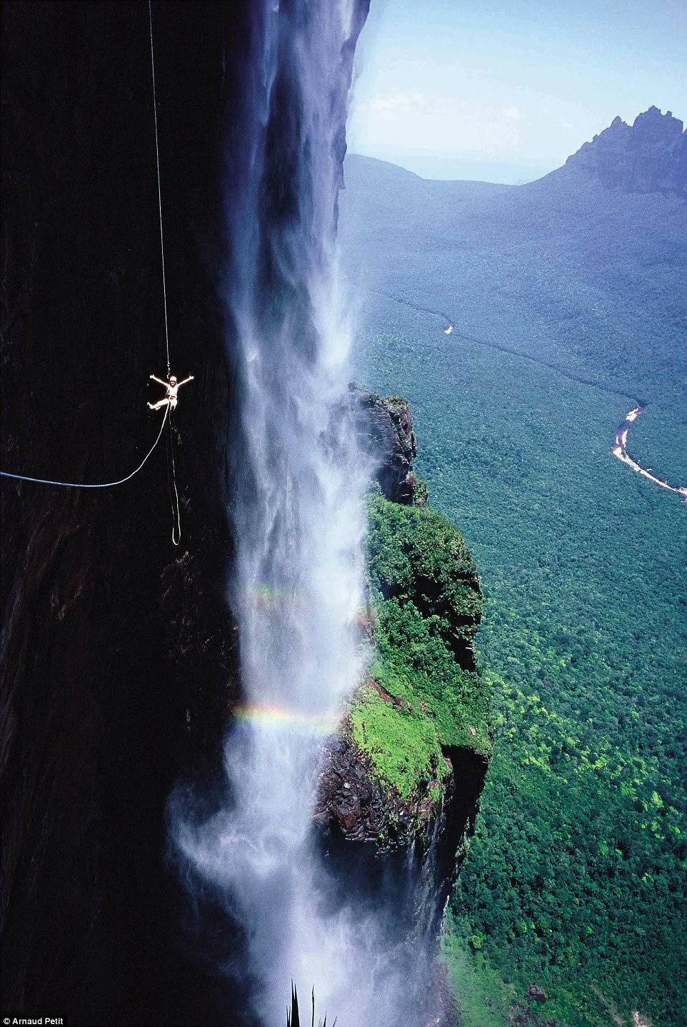 Жизнь на высоте: как смелые туристы отдыхают на верхушках скал - фото 344123