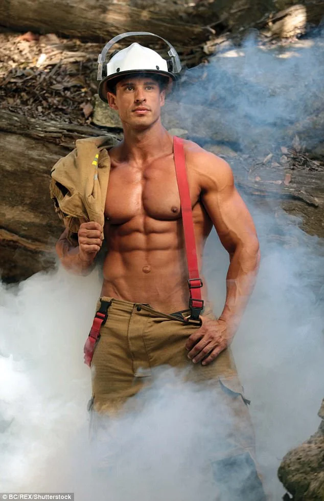 Фото дня: оголені австралійські пожежники знялися в компанії цуциків і коал - фото 344933