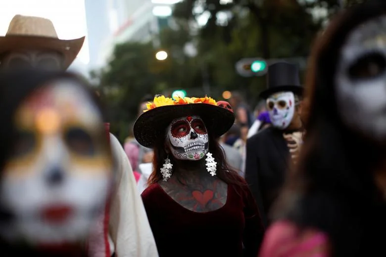 В Мексике состоялся яркий фестиваль скелетов в честь Хэллоуина - фото 347046