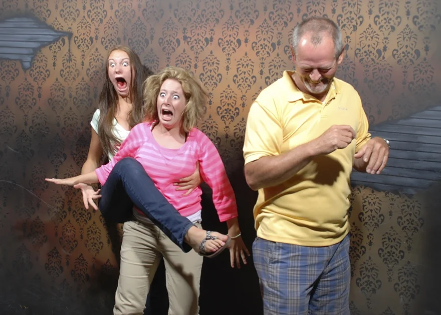 Нестримні емоції: кумедні фото відвідувачів кімнати жахів, які вас розвеселять - фото 345745