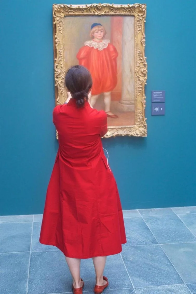 Ідеальна пара: знімки людей, чий одяг, пасує до картин у музеї - фото 345866